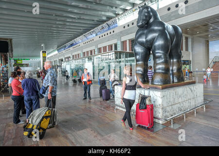 Sculpture cheval noir à l'aéroport de Barcelone El Prat hall de départ Banque D'Images