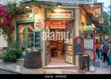 Vintage shop au crépuscule à Plaka, le quartier pittoresque de l'ancienne Athènes historique situé entre l'Acropole et la place Syntagma Banque D'Images