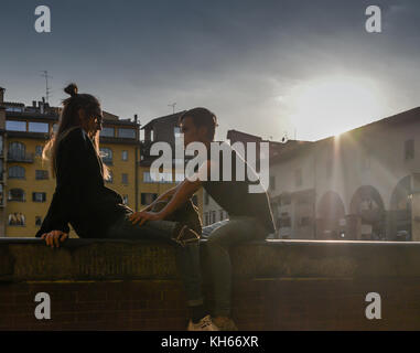 Silhouette de jeune couple à côté du Ponte Vecchio à Florence, Toscane, Italie Banque D'Images