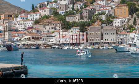 Hydra est une île grecque de la mer Égée appartenant à l'iles saroniques. hydra est une destination populaire auprès des touristes, mais aussi avec des artistes. Banque D'Images