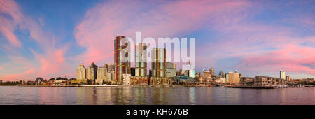 Vivid Image panoramique de coucher du soleil à Barangaroo, Sydney, New South Wales, Australia Banque D'Images