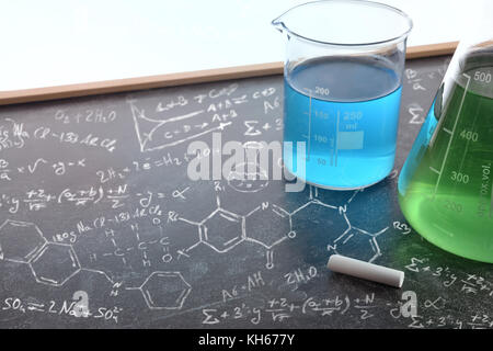 L'enseignement de la chimie avec tableau noir dessiné avec des instruments chimiques. L'enseignement des sciences chimiques concept. Composition horizontale. Elevated view Banque D'Images