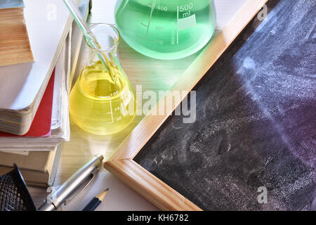 Classe 24 et tableau noir de l'enseignement de la chimie avec des livres et d'instruments. L'enseignement des sciences chimiques concept. Composition horizontale. Des Banque D'Images