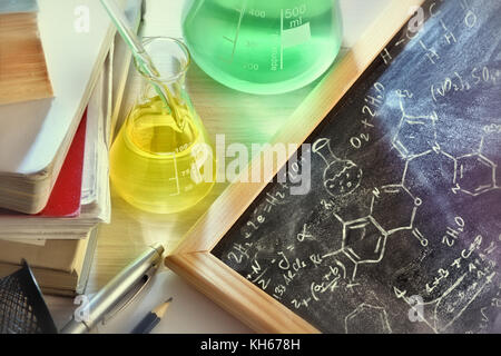 Classe 24 et tableau noir tiré de l'enseignement de la chimie avec des livres et d'instruments. L'enseignement des sciences chimiques concept. Composition horizontale. Ele Banque D'Images