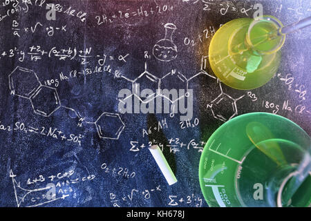 Classe 24 et tableau noir tiré de l'enseignement de la chimie avec des livres et d'instruments. L'enseignement des sciences chimiques concept. Composition horizontale. Haut Banque D'Images