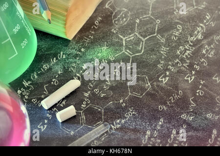 Classe 24 et tableau noir tiré de l'enseignement de la chimie avec des livres et d'instruments. L'enseignement des sciences chimiques concept. Composition horizontale. Haut Banque D'Images