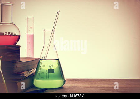 Bureau de l'enseignement de la chimie en classe avec des livres et d'instruments. L'enseignement des sciences chimiques concept. Composition horizontale. Vue avant Banque D'Images