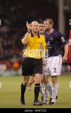 Clyde et arbitre de football Mark Lee Mason Sheffield United v Wolverhampton Wanderers 27 Novembre 2004 Banque D'Images