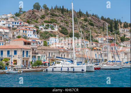 Poros sur une journée ensoleillée. Poros est une petite île grecque de la mer Égée appartenant à l'Iles Saroniques. Banque D'Images