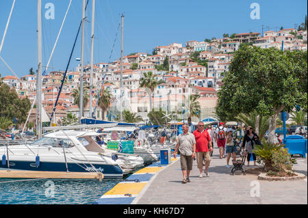 Poros sur une journée ensoleillée. Poros est une petite île grecque de la mer Égée appartenant à l'Iles Saroniques. Banque D'Images