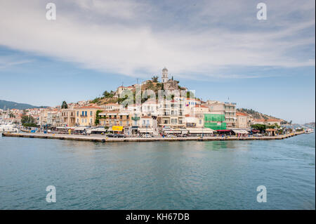 Poros viewd d'un ferry. Poros est une petite île grecque de la mer Égée appartenant à l'Iles Saroniques. Banque D'Images