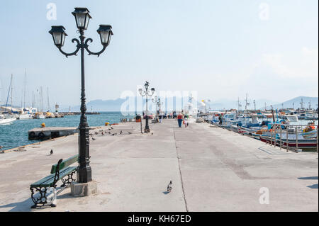 Le port d'Egine sur une journée ensoleillée. égine est une île grecque de la mer Égée appartenant à l'iles Saroniques. Banque D'Images