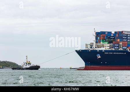 Rotterdam, Pays-Bas - 12 juin 2017 : un remorqueur apporte l'ultra grand porte-conteneurs CMA CGM Bougainville dans le port en tant qu'elle arrive au th Banque D'Images