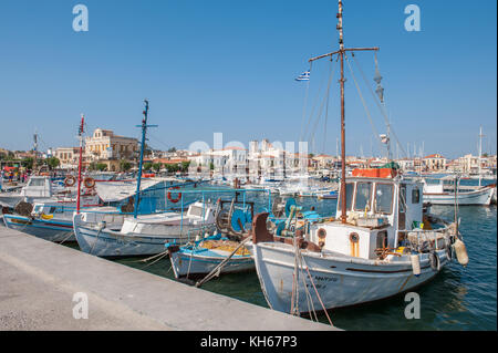 Le port d'Egine sur une journée ensoleillée. égine est une île grecque de la mer Égée appartenant à l'iles Saroniques. Banque D'Images