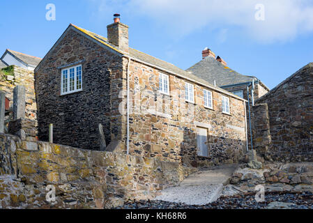 Petit village de Port Quin près de Port Isaac à la tête d'un rocky Inlet, sur la côte de Cornouailles, North Cornwall, UK où le National Trust a des biens. Banque D'Images