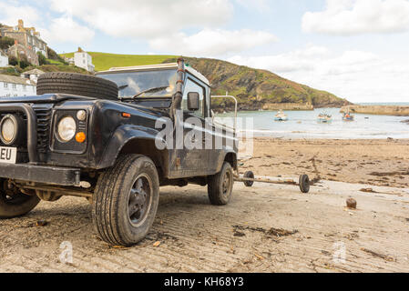 Land Rover avec une remorque en stationnement sur la cale du village de pêcheurs de Port Isaac, North Cornwall, UK Banque D'Images