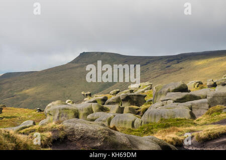 Les formations rocheuses autour de kinder scout dans le Derbyshire Peak District, Angleterre Banque D'Images