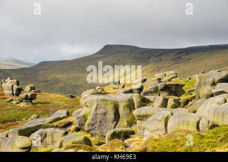 Les formations rocheuses autour de kinder scout dans le Derbyshire Peak District, Angleterre Banque D'Images