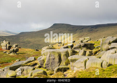 Les formations rocheuses autour de kinder scout dans le Derbyshire Peak District, Angleterre Banque D'Images