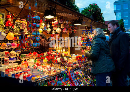 Prague, République tchèque - Le 10 décembre 2016 : les gens d'acheter des décorations en bois faits à la main au kiosque pendant célèbre marché de noel. Banque D'Images