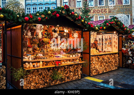 PRAGUE, RÉPUBLIQUE TCHÈQUE - 11 DÉCEMBRE 2016 : kiosques en bois offrant souvenirs et décorations pendant le marché de Noël à Prague. Banque D'Images