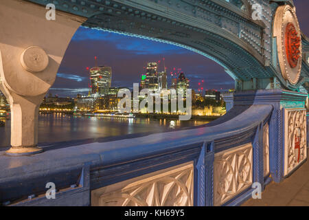Londres - le détail de la construction métallique de la tour promise et gratte-ciel du centre au crépuscule. Banque D'Images