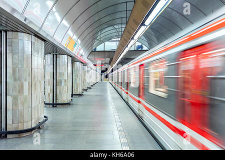 Train quitte la plate-forme vide à l'une des stations de métro à Prague. Banque D'Images