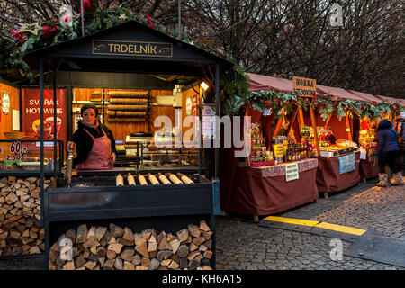 Prague, République tchèque - 12 décembre 2016 : avec les kiosques de souvenirs, boissons chaudes et gâteaux traditionnels trdelnik cracher dans la rue de la vieille ville de Prague Banque D'Images