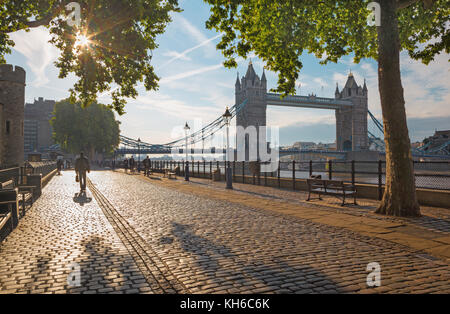 Paris, France - 20 septembre 2017 : la promenade et le Tower Bridge dans la lumière du matin. Banque D'Images
