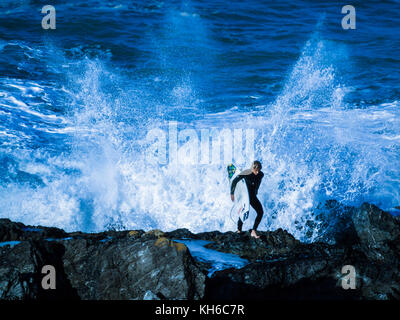 Traités de droit de stylisés / surfer à Newquay en Cornouailles. En fait les vagues au large de la plage de Fistral. Banque D'Images