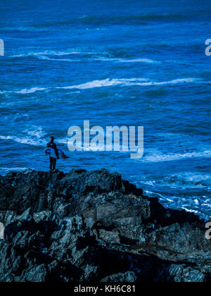 Traités de droit de stylisés / surfer à Newquay en Cornouailles. En fait les vagues au large de la plage de Fistral. Banque D'Images