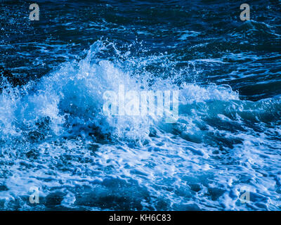 Image stylisée / traitée de la mer de deuil / vagues de mer rugueuses au large de Newquay en Cornouailles. Banque D'Images