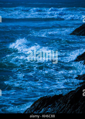 Image stylisée / traitée de la mer de deuil / vagues de mer rugueuses au large de Newquay en Cornouailles. Banque D'Images