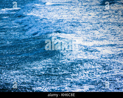 Image stylisée / traitée de la mer de deuil / vagues de mer rugueuses au large de Newquay en Cornouailles. Banque D'Images