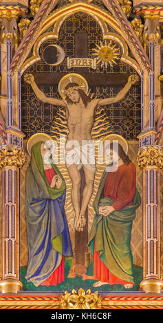 Paris, France - 15 septembre 2017 : la crucifixion néo-gothique de la peinture sur le bois à l'église All Saints par ninian comper (1864 - 1960). Banque D'Images