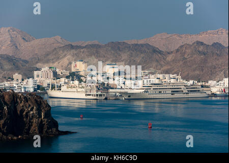 Sultal qaboos yachts amarrés dans le port de mutthra, Muscat, Oman. Banque D'Images