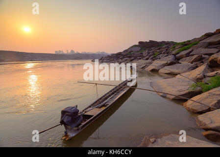 Bateau de pêche sur la rivière dans la matinée Banque D'Images