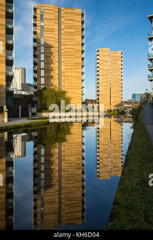 Deux de l'Île Saint-georges les immeubles à appartements, reflétée dans le canal de Bridgewater, Manchester, Angleterre, RU Banque D'Images