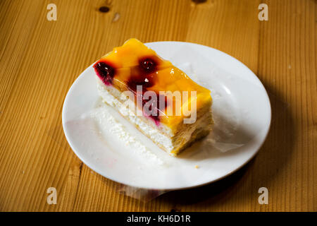 Apple et berry cheese cake style suisse sur lave pour les Suisses et les voyageurs les gens boire et manger au restaurant au village de samnaun grisons, switzerla Banque D'Images