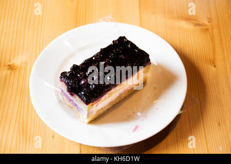 Blueberry cheese cake style suisse sur lave pour les Suisses et les voyageurs les gens boire et manger au restaurant au village de samnaun Grisons, Suisse Banque D'Images