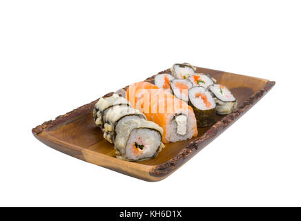 Ensemble assorti sushi sur planche de bois isolé sur fond blanc Banque D'Images