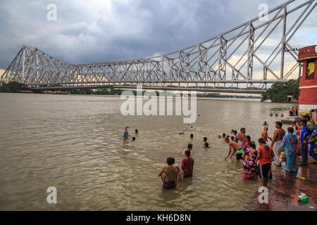 Howrah Bridge - l'historique pont en porte-à-faux sur la rivière Hooghly avec vue sur les gens à la rivière adjacente à Kolkata, Inde. Banque D'Images