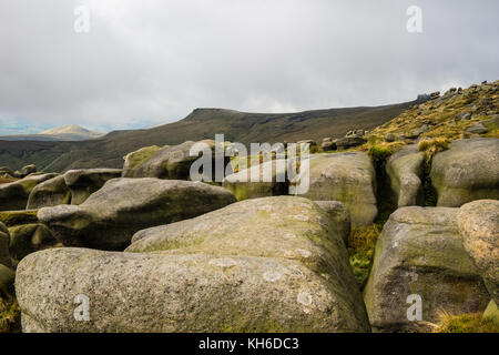 Les formations rocheuses autour de kinder scout dans le Derbyshire Peak District, Angleterre Banque D'Images