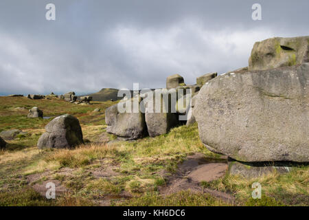 Les formations rocheuses autour de kinder scout dans le Derbyshire Peak District, Angleterre Banque D'Images