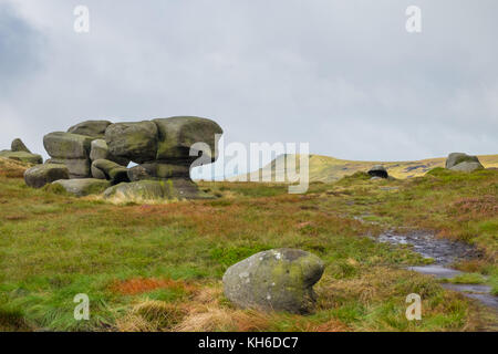 Les formations rocheuses autour de kinder scout dans le Derbyshire Peak District, Angleterre Banque D'Images