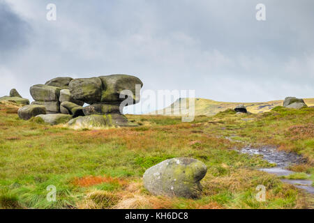 Les formations rocheuses autour de kinder scout dans le Derbyshire Peak District, Angleterre Banque D'Images