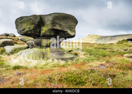 Les formations rocheuses autour de kinder scout dans le Derbyshire Peak District, Angleterre Banque D'Images