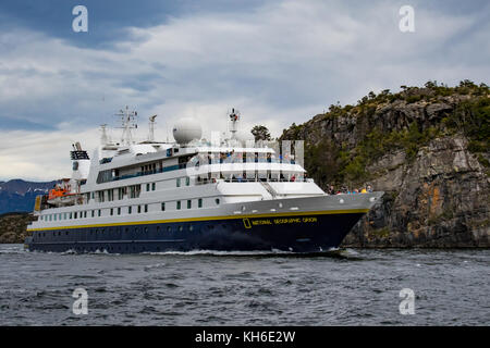 La National Geographic Orion qui transitent par les White Narrows, près de Puerto Natales en Patagonie et les fjords du Chili Banque D'Images