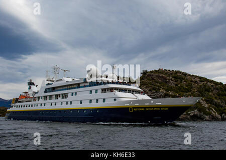 La National Geographic Orion qui transitent par les White Narrows, près de Puerto Natales en Patagonie et les fjords du Chili Banque D'Images