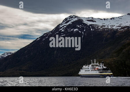 La National Geographic Orion qui transitent par les White Narrows, près de Puerto Natales en Patagonie et les fjords du Chili Banque D'Images